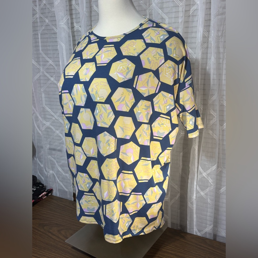LuLaRoe XL Geometric Print WOMENS HIGH/low hem, short sleeve shirt. 29”-34” L